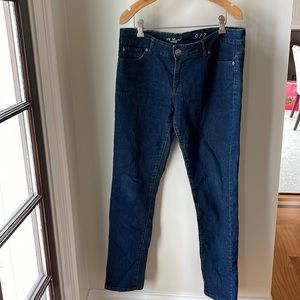 Dark blue jeans, slim fit